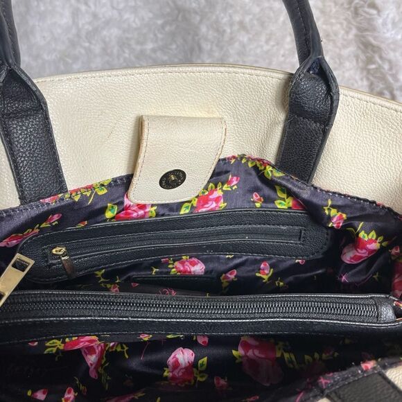 Betsey Johnson Black &white stripes shoulder bag hot pink heart quilted pocket - Picture 13 of 15